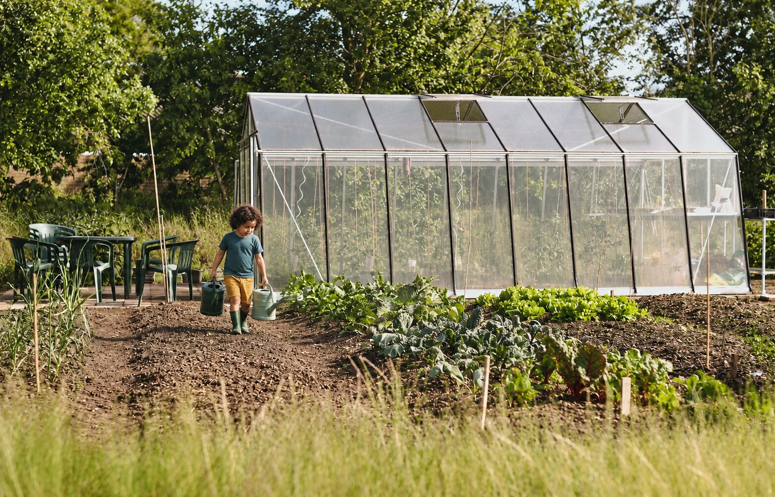 Kas en moestuin op het erf