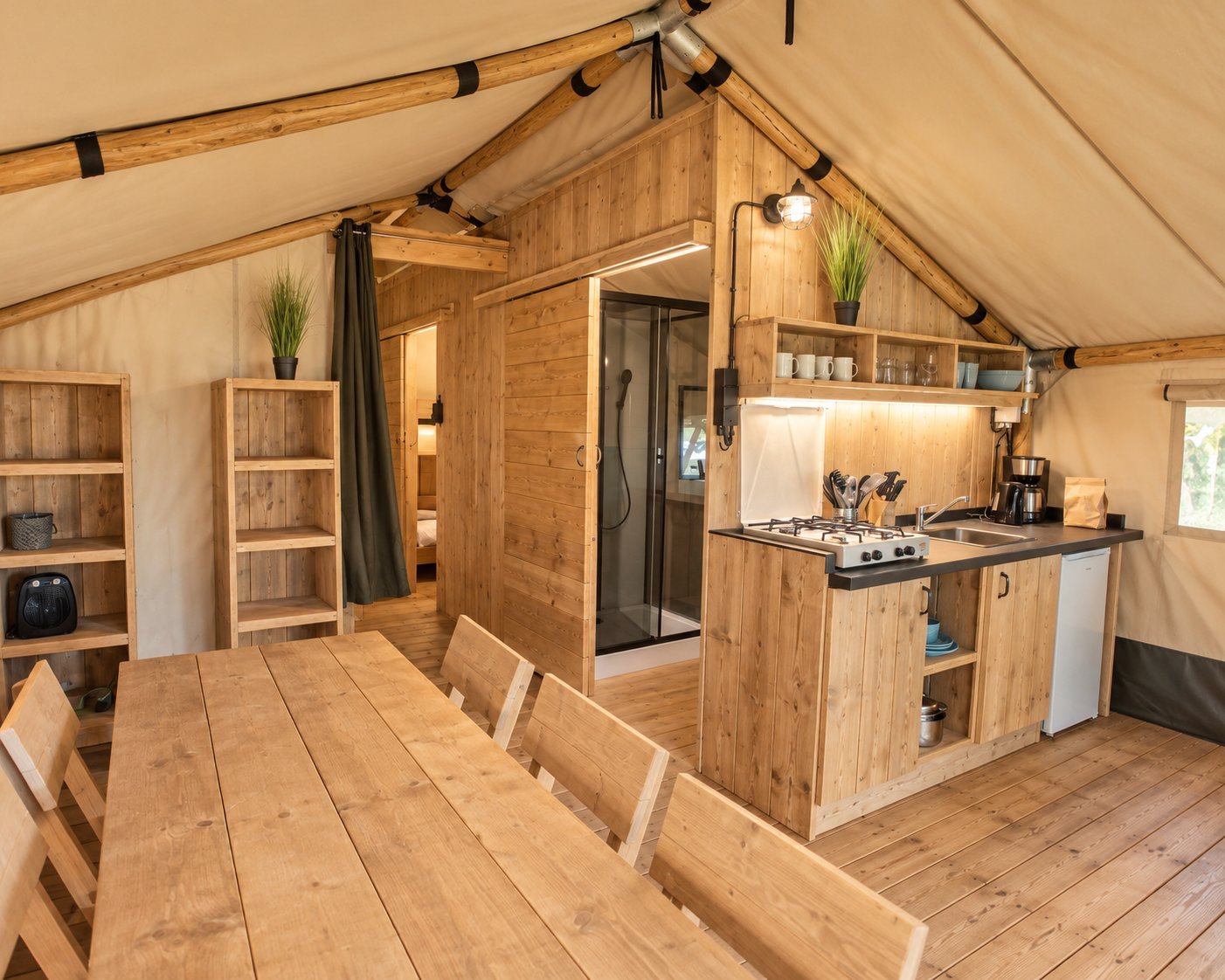 Interieur van een lodgetent met keuken en eigen douche