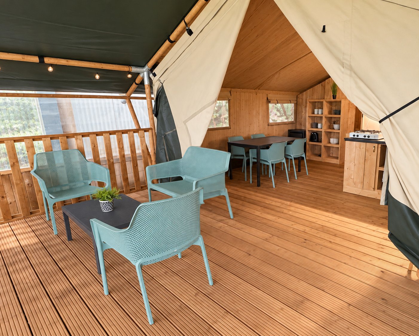 Overdekte veranda van een lodgetent