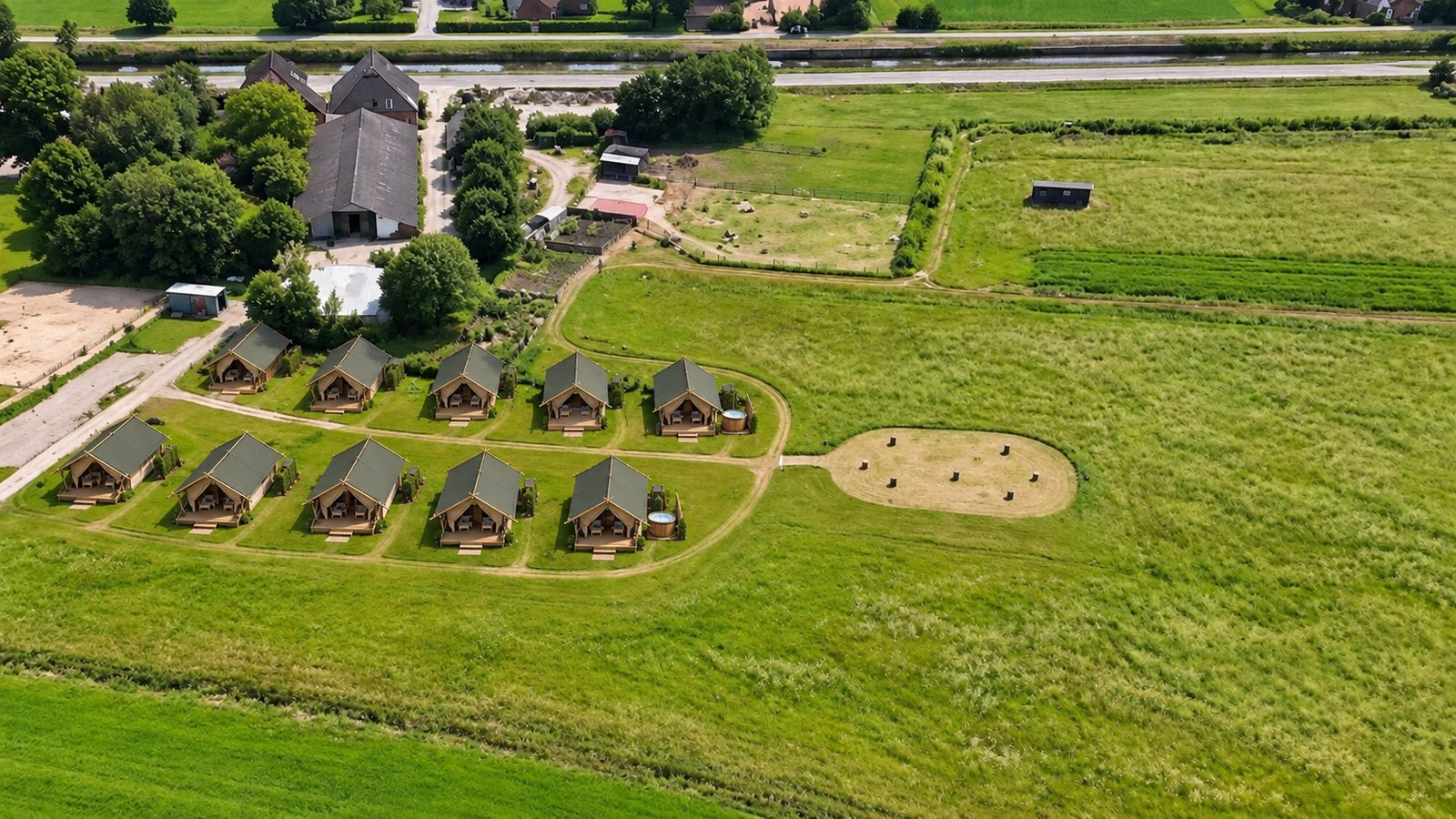 Luchtfoto van De Appelsche met tien lodgetenten, tent 5 en 10 met hottub